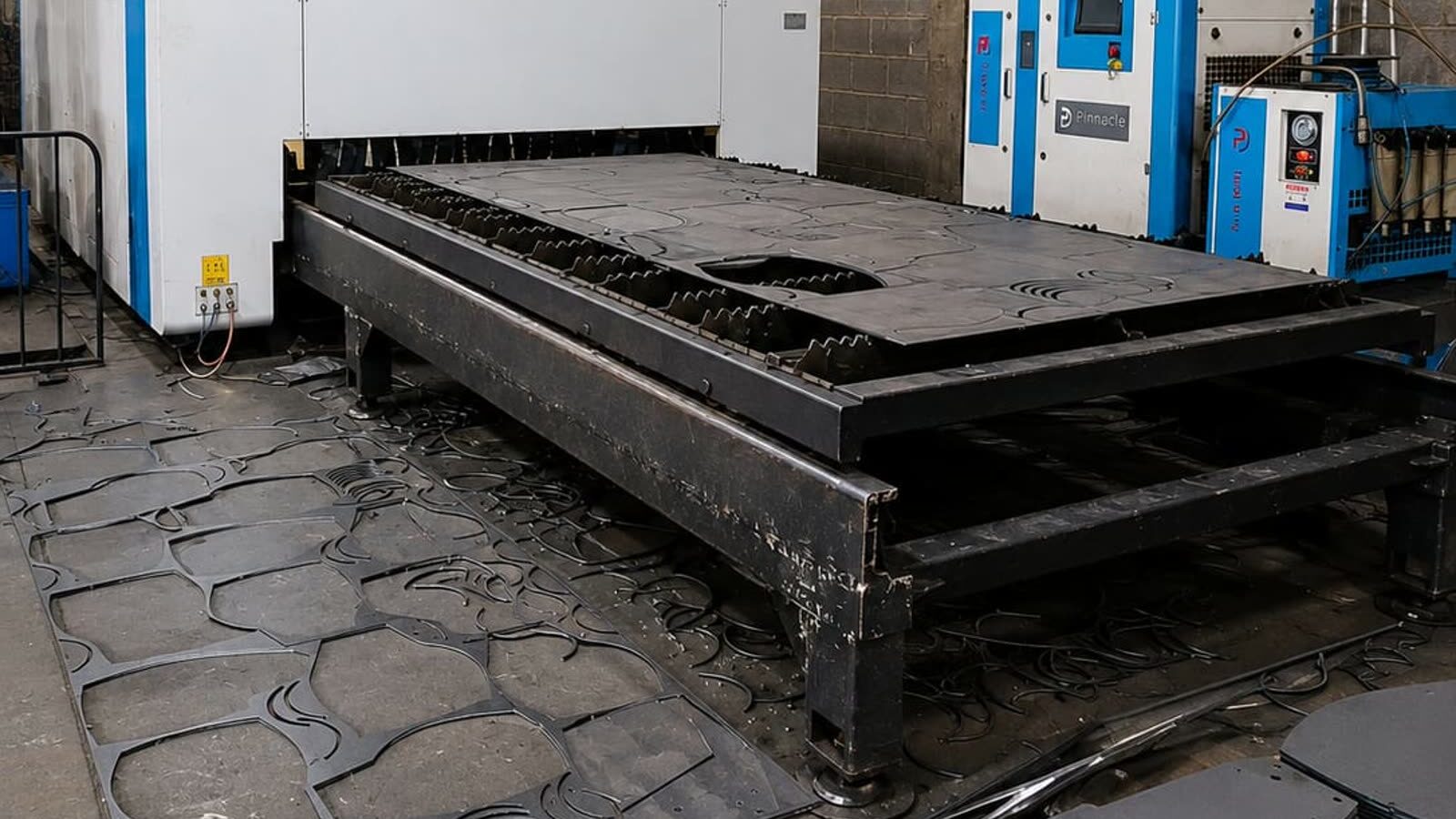 Máquina de corte a laser fibra em operação