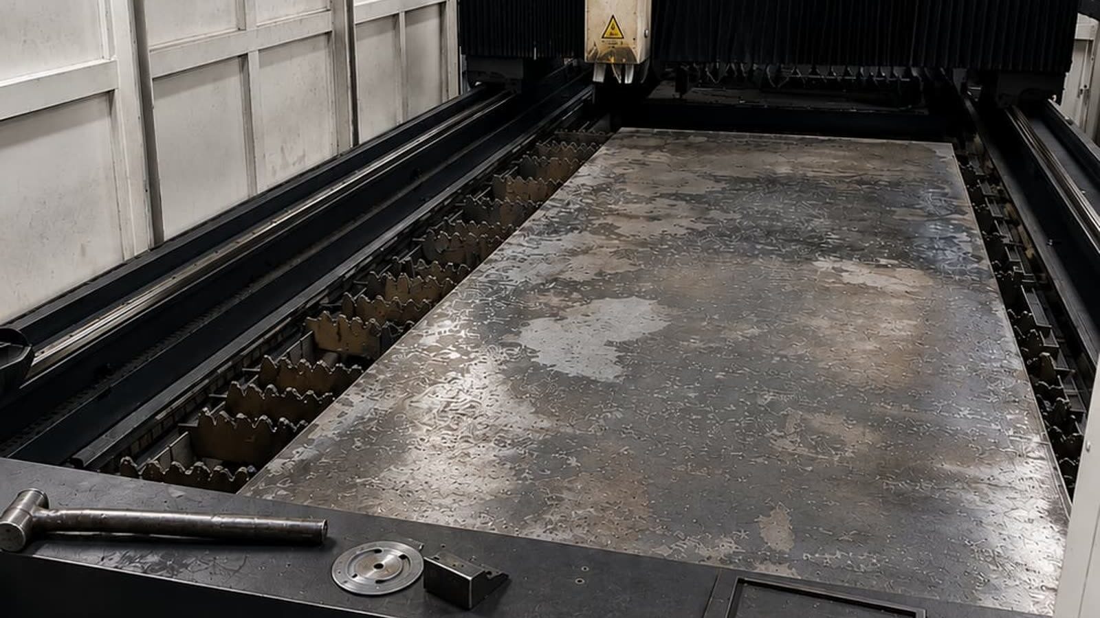 Mesa de corte a laser com chapa metálica cortada